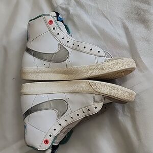 Nike white silver sneaker size 6Y / 7.5 women's